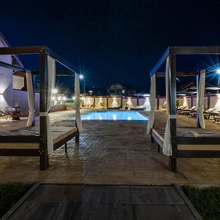 Pensiunea Adrian, Relaxare Cu Si Piscina Incalzita *